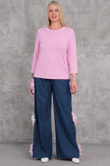 This model wears a small size womens tandem suit with a grey design. The product on the model is pink, and it comes in sizes 36, 38, 40, and 42. The fabric composition is 95% Viscose and 5% Lycra. The set consists of wide-leg jeans adorned with pink and white fringes and a pink and white striped top with three-quarter sleeves. This comfortable and stylish outfit is perfect for both everyday wear and special occasions.