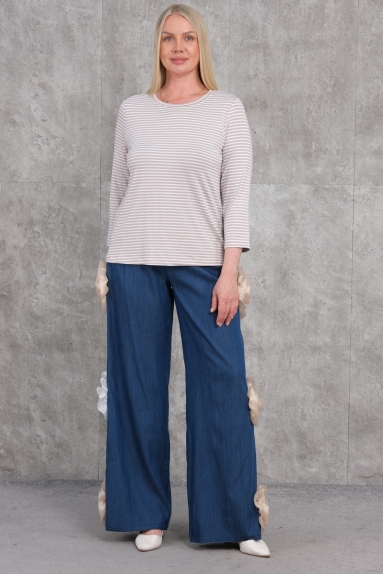  This plus-size womens two-piece set offers an elegant and modern look with its beige color. The top is a beige and white thin-striped blouse with a round neckline. The bottom part consists of light blue wide-leg pants adorned with beige and white flower details on the sides. It is ideal for comfortable and casual wear. Available in sizes 42, 44, 46, and 48. The fabric composition is 95% viscose and 5% lycra, providing flexibility and comfort.