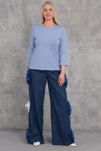  This plus-size womens two-piece suit offers a stylish and comfortable option. Designed in soothing shades of blue, this suit is made from a fabric blend of 95% viscose and 5% lycra. This combination gives the suit both softness and flexibility. The top features horizontal white-blue striped patterns and a round collar, providing a modern and relaxed look. The pants are wide-legged and embellished with sewn-on flower details. Available in sizes 42, 44, 46, and 48, this suit is perfect for both everyday wear and maintaining your elegance.