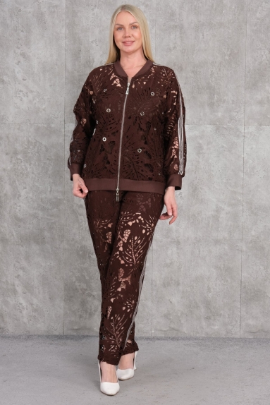  This product is a plus-size womens two-piece set in brown color. The set offers both a sporty and stylish look. It is made of 65% cotton, 30% polyester, and 5% elastane. Available sizes are 42, 44, 46, and 48. The top part of the set features a zipper detail and has cut-out patterns that add a dynamic aesthetic. The striped details on the sleeves and pants complete the sporty elegance.