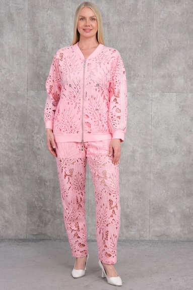  This elegant and comfortable plus-size womens two-piece set combines fashion and comfort. This set, which stands out with its pastel pink color, ensures that you stay stylish without sacrificing comfort. The top piece is a sophisticated zippered jacket, and the bottom piece is a matching pair of trousers. The product is composed of 65% cotton, 30% polyester, and 5% elastane, offering a very comfortable and flexible wear. Available in sizes 42, 44, 46, and 48. The breathable fabric texture keeps you fresh all day long. With its modern design, this set will be an indispensable part of your wardrobe.
