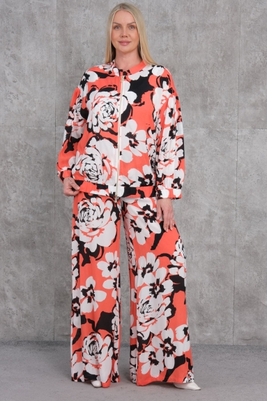  This plus-size womens twin set stands out with its elegant and comfortable appearance, featuring a vibrant coral color. The set includes a jacket and pants. The jacket features a front zipper and has a roomy and comfortable fit. Additionally, the jacket has elasticized cuffs and a wide collar design that adds to its elegance. The pants are wide-leg, providing ease of movement. Made of 100% viscose fabric, this set offers a soft and lightweight feel for comfortable wear. Available in sizes 42, 44, 46, and 48, this twin set is suitable for everyday use, combining elegance and comfort.