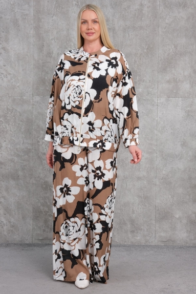  This elegant plus-size womens two-piece set comes in beige and is available in various sizes (42, 44, 46, 48). It is made of 100% viscose fabric and is designed with comfort as a priority. The top features a round neckline and a front zipper, offering a modern look. The complete floral print on both pieces gives this set a combination of comfort and style. The bottom piece has a wide cut, allowing for free movement.