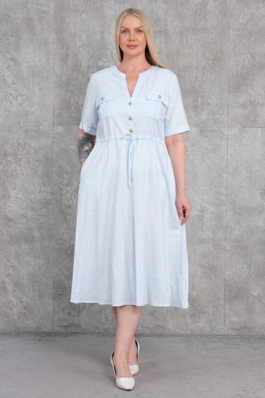 This plus-size womens dress stands out with its blue color and simple design. Available in sizes 42, 44, 46, and 48. The fabric content is 100% viscose, giving the dress a comfortable and lightweight structure. The front buttons and pockets add a stylish touch to the design. The drawstring at the waist allows the dress to be adjusted to fit the body. Its short sleeves and relaxed fit make it ideal for daily wear.