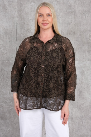  This Plus Size womens blouse, provided in brown color with lace detailing, stands out with its elegant design. It features a buttoned front, a round collar design, and a balanced cut for a graceful appearance. Available in sizes 42, 44, 46, and 48, the fabric composition is 65% Cotton, 30% Polyester, and 5% Elastane. This composition ensures the fabric is both flexible and durable, providing comfort when worn. Additionally, the transparent look of the blouse combined with an inner garment makes it a stylish piece for summer.