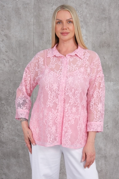  This plus size womens blouse is available in fuchsia color and comes in sizes 42, 44, 46, and 48. The fabric composition of the blouse is 65% cotton, 30% polyester, and 5% elastane. Featuring lace details on the front and back, the blouse has 3/4 length sleeves and button details that add an elegant touch. This blouse is an ideal choice for both casual and chic outfits.
