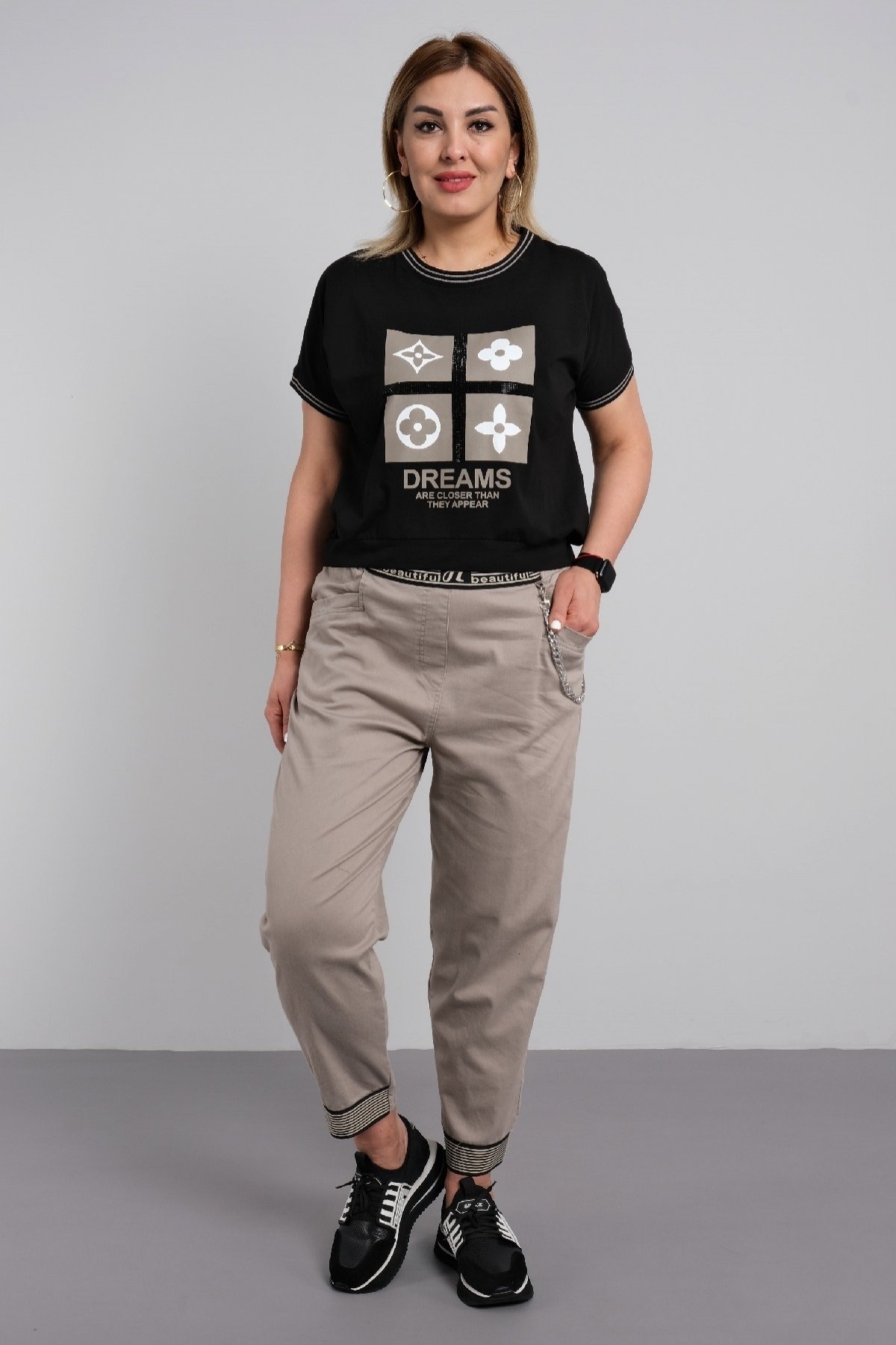 Women's oversize double suit with cuffed visual detail t-shirt and chain accessory casual with pocketed trousers