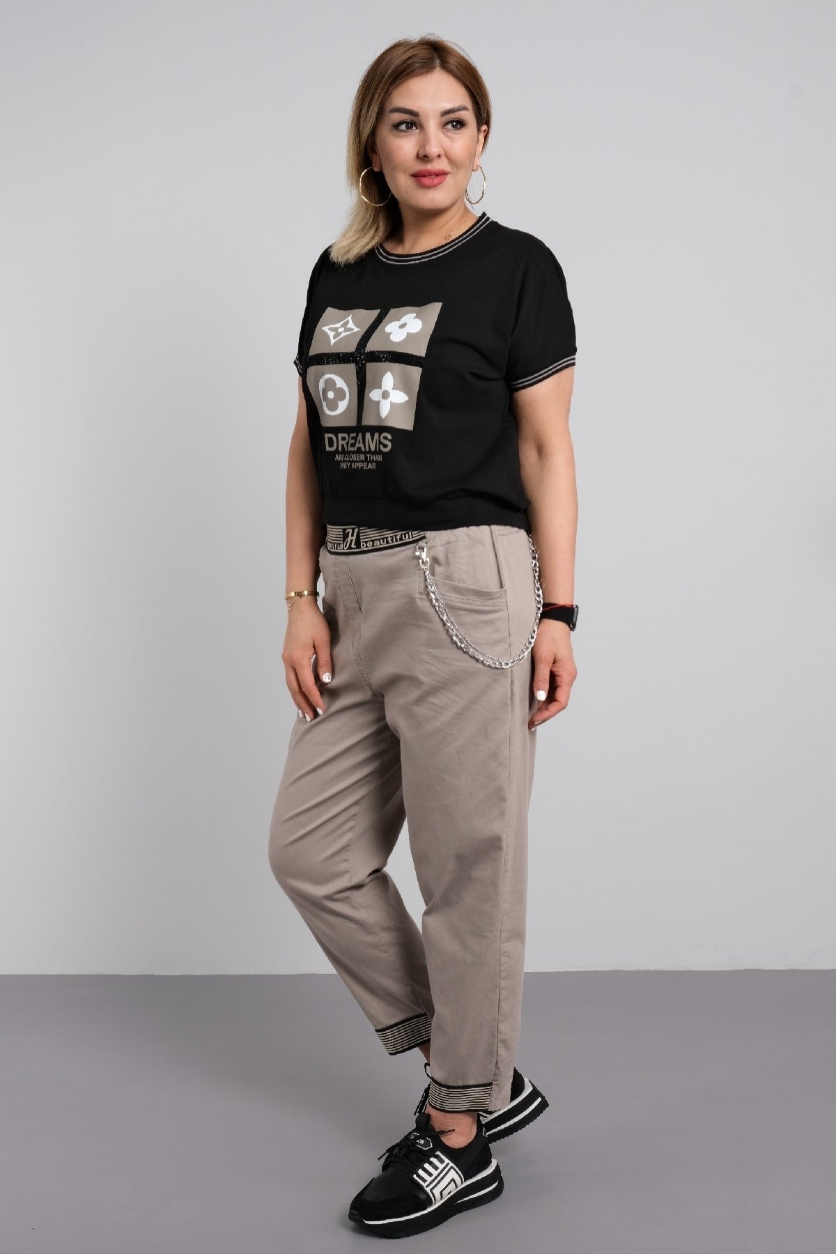 Women's oversize double suit with cuffed visual detail t-shirt and chain accessory casual with pocketed trousers