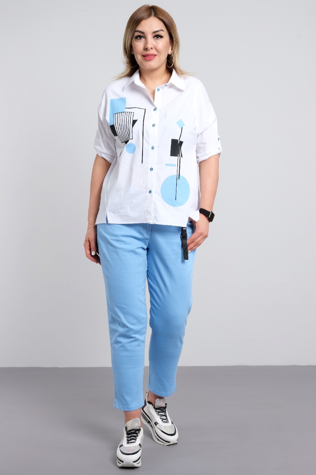 plus size women's two-piece suit with short-sleeved graphic and geometric visual print shirt and skinny-leg pants