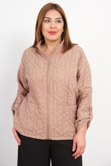  This product is a short, sporty jacket specially designed for plus-size women. It comes in an elegant ecru color that offers a modern and chic look. Available in sizes 42, 44, 46, and 48. The fabric composition is 80% polyester and 20% cotton, providing both durability and comfort. The jacket features a zipper front and side pockets. It stands out with stylish stitching details and high-quality craftsmanship. Ideal for daily wear, this jacket provides a sporty and comfortable elegance.