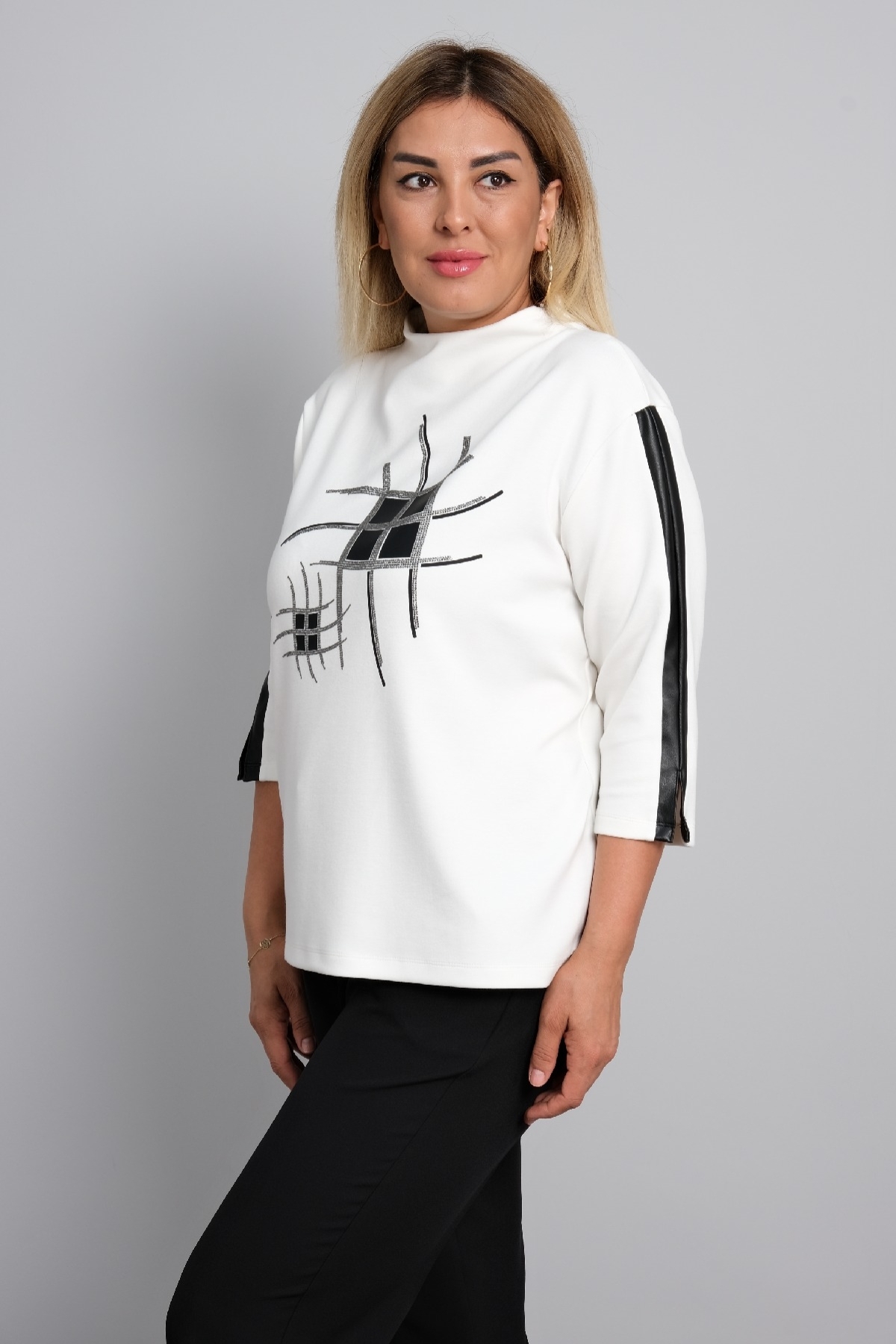 Big size women's blouse with embroidery and pattern, long sleeves.