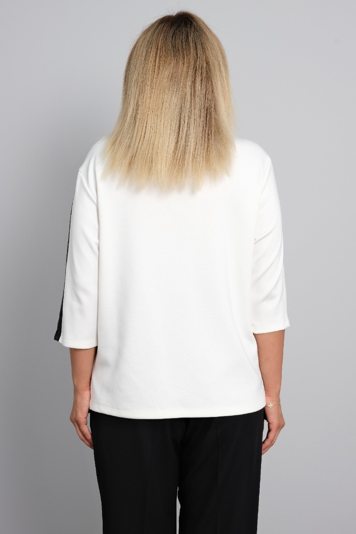Big size women's blouse with embroidery and pattern, long sleeves.