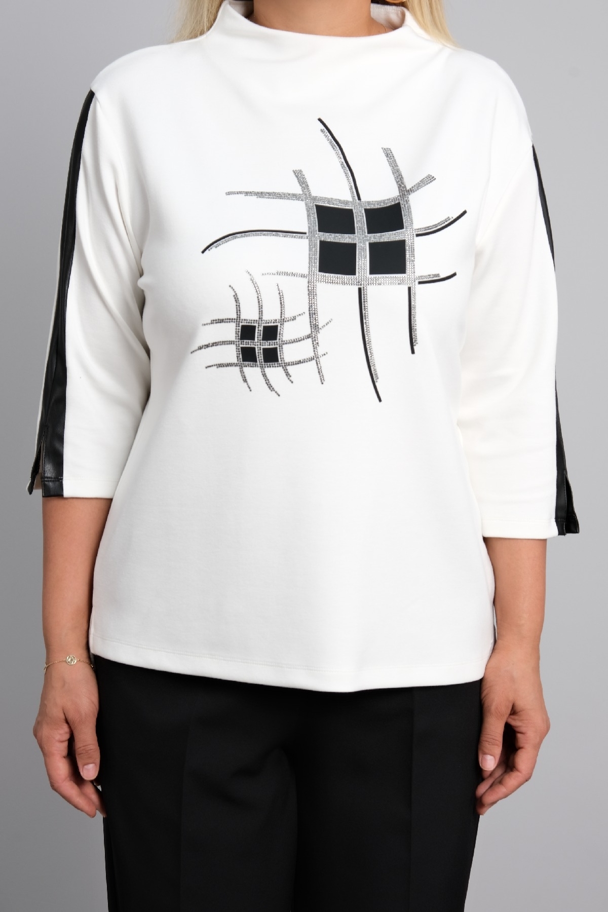 Big size women's blouse with embroidery and pattern, long sleeves.