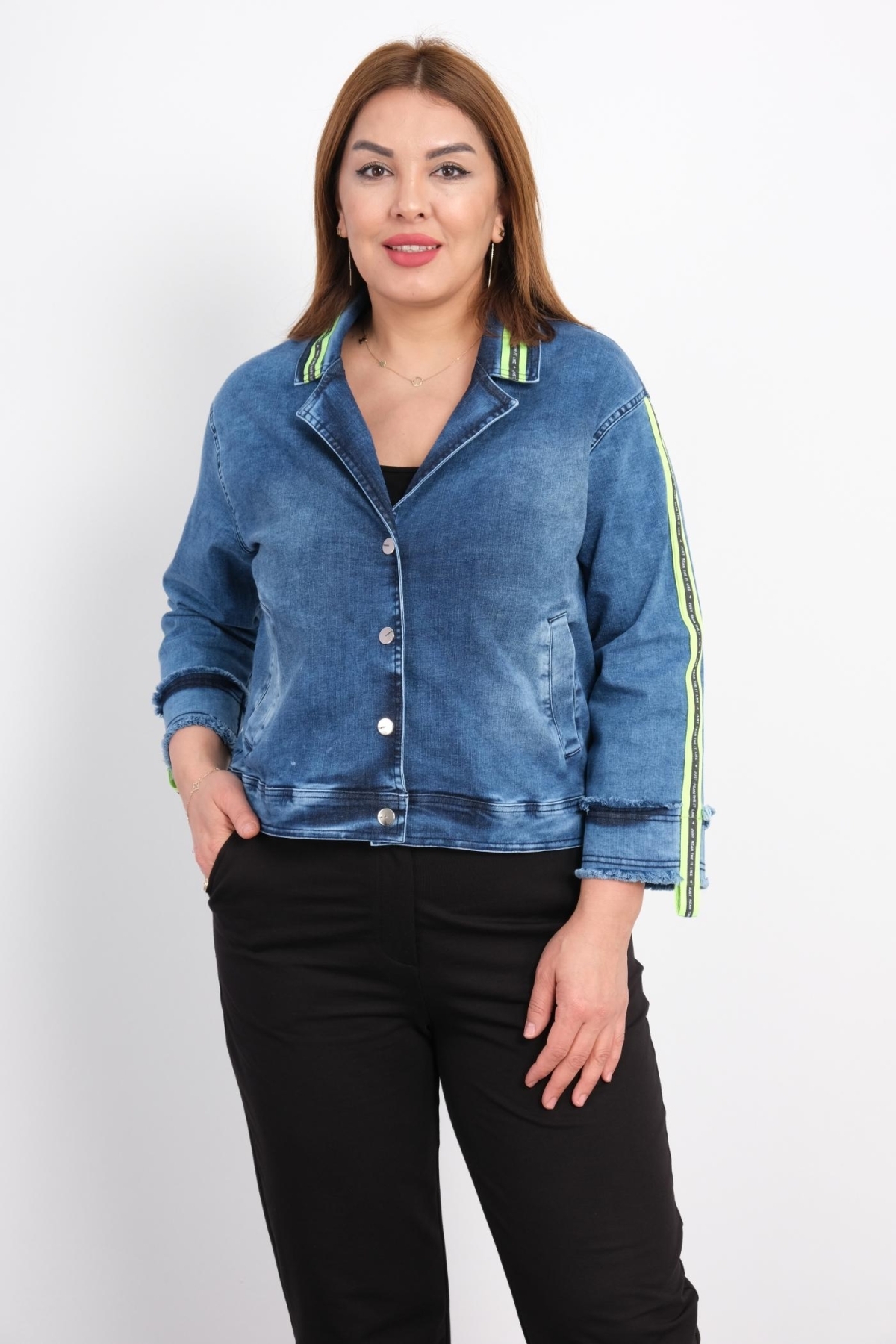  The plus-size denim jacket seen on the model offers an elegant and comfortable look. Blending the modern vibe of green with the classic denim jacket style, it adds a fresh touch to your style. The product is available in sizes 42, 44, 46, and 48. The fabric content, being 84% Cotton, 13% Polyester, and 3% Lycra, ensures high quality and durability. With its eye-catching detail and perfect cut, this jacket is ideal for everyday wear and a must-have in your wardrobe.