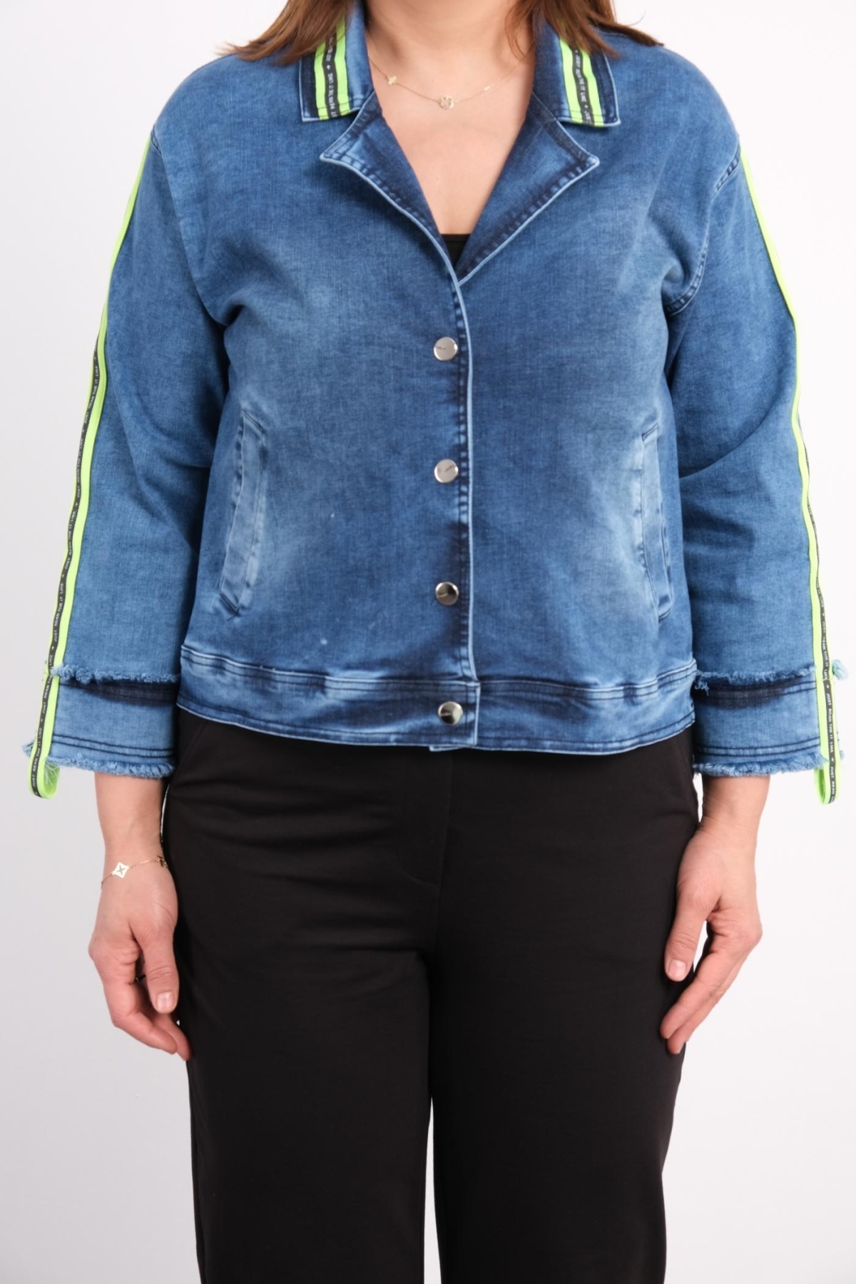  The plus-size denim jacket seen on the model offers an elegant and comfortable look. Blending the modern vibe of green with the classic denim jacket style, it adds a fresh touch to your style. The product is available in sizes 42, 44, 46, and 48. The fabric content, being 84% Cotton, 13% Polyester, and 3% Lycra, ensures high quality and durability. With its eye-catching detail and perfect cut, this jacket is ideal for everyday wear and a must-have in your wardrobe.