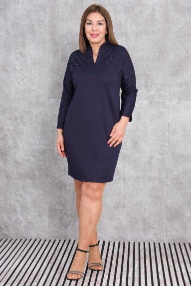  The plus-size womens dress is noted for its elegant design in navy blue. This dress is available in sizes 42, 44, 46, and 48. The fabric content is 75% Polyester, 20% Cotton, and 5% Lycra. The fine details on the shoulders and sleeves add a touch of elegance and uniqueness to the dress. The stretchy fabric offers comfortable wear, ensuring day-long comfort. It is an ideal choice for both chic evening dinners and daily wear.