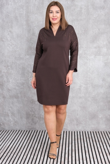  This plus-size womens dress offers a chic and comfortable style. The brown color of the dress provides a simple yet elegant look. Featuring a V-neck design, this dress also stands out with its 3/4 sleeve design. The patterned detail on the sleeves gives the dress a modern touch. The dress, as seen on the model, is available in sizes 42, 44, 46, and 48. The fabric composition is 75% Polyester, 20% Cotton, and 5% Lycra, which adds elasticity and ensures comfortable wear.