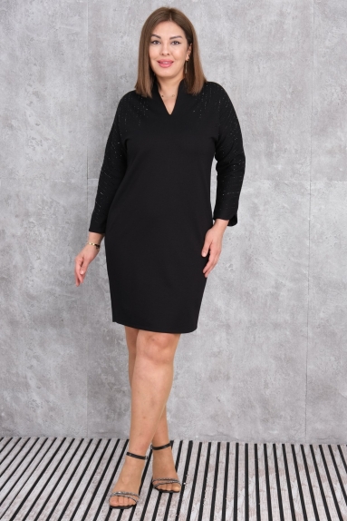  This elegant plus-size womens dress is black and features a chic and modern design. The dress is available in sizes 42, 44, 46, and 48. The fabric content is composed of 75% Polyester, 20% Cotton, and 5% Lycra, which offers both flexibility and comfort. The front is draped and form-fitting, drawing attention to its elegant cut. The back is simple and plain. The 3/4 length sleeves and the details around the neckline add a modern touch.