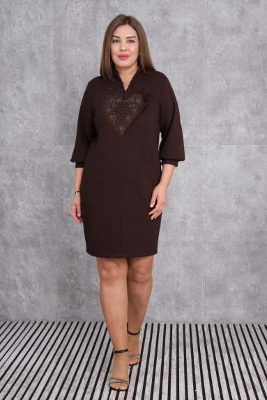  This plus-size womens dress comes in charming brown tones, offering both elegance and comfort. Featuring heart-shaped glitter details on the front, the dress adds a touch of sophistication and modern style. Made from a blend of 75% polyester, 20% cotton, and 5% lycra, the fabric is soft and stretchy, providing a perfect fit and comfortable wear. Available in sizes 42, 44, 46, and 48, this stylish dress is a versatile choice for any occasion, showcasing its simplicity and elegance even from the back.