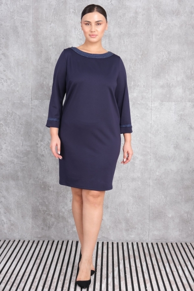  This plus size womens dress combines elegance and comfort. The navy blue color stands out, making it a perfect choice for both everyday wear and special occasions. Available sizes: 42, 44, 46, 48. Fabric composition: 75% Polyester, 20% Cotton, 5% Lycra. It has a soft texture and a stretchy structure that adapts to body contours. The 3/4 sleeve length and knee-length design offer a sophisticated look. The details on the neckline and sleeve cuffs add a modern touch to the dress.