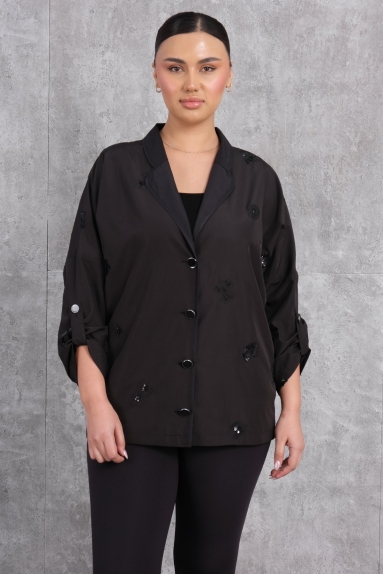  This product featured in the image is a black short plus-size womens sporty jacket. The size options for the jacket are 42, 44, 46, and 48. The fabric content is 80% polyester and 20% cotton. The jacket has a notable and elegant design with embroidery details on both the front and back. The front part features a button closure system. The product has rolled up sleeves fixed with buttons. It offers both a stylish and comfortable wearing experience.