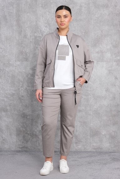  This plus-size womens sporty three-piece set is an excellent choice for daily wear and sporty activities. The product comes in gray color and is available in sizes 42, 44, 46, and 48. The fabric content consists of 75% cotton, 20% polyester, and 5% lycra, ensuring that the outfit is both comfortable and durable. The set includes a comfy jacket, a stretchy t-shirt, and well-fitted pants. The jacket features a zipper and practical pockets on the front. The t-shirt, with its high cotton content, has a soft and breathable surface. The pants provide both style and freedom of movement.