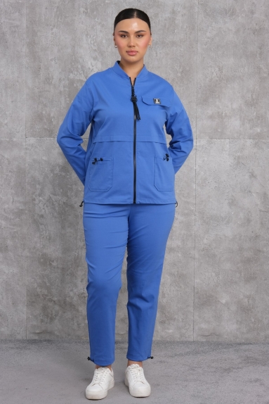  The product you see on the model is a Plus Size Womens Sports Twin Set. This product combines comfort and style. With its Royal Blue color option, this set stands out and is available in sizes 42, 44, 46, and 48. The fabric content is 75% Cotton, 20% Polyester, and 5% Lycra, making the product both durable and flexible. The front has a zipper detail, side pockets, and elastic cuffs. The pants part is designed to match perfectly. Ideal for daily use, this set offers a comfortable option for all kinds of activities with its sporty structure.