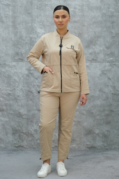  This product is designed as a plus-size womens sports two-piece set. In beige color, this set offers both comfort and elegance. The top part has a zipper and two pockets at the front. It is suitable for both sports activities and daily wear. Available sizes are 42, 44, 46, and 48. The fabric content is 75% Cotton, 20% Polyester, and 5% Lycra.