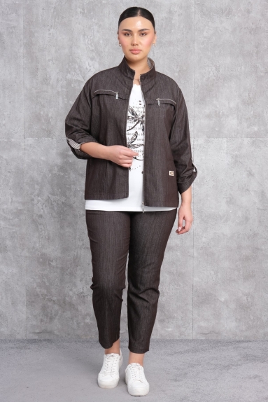  This brown Plus Size Womens Sports Triple Set offers both style and comfort. The front and back views of the model are displayed. The product is available in sizes 42, 44, 46, and 48. Made of 75% cotton, 20% polyester, and 5% lycra, this set provides softness and flexibility. The jacket features a zipper closure, complemented by an inner white t-shirt and sporty pants. This triple set is an ideal choice for women seeking comfort and elegance in their daily activities.