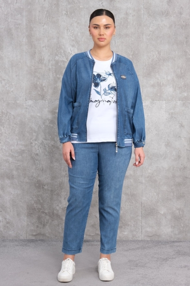  This product is a plus-size womens sports three-piece set. The set is blue in color and available in sizes 42, 44, 46, and 48. The fabric content consists of 75% cotton, 20% polyester, and 5% lycra. The top piece has a zipper and a comfortable cut. The inner part consists of a floral-patterned white t-shirt. The bottom piece is a pair of comfortable cut pants. It offers a versatile option for sports activities and everyday use.