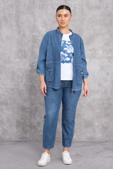  This Blue Plus Size Womens Sports Three-Piece Set is ideal for daily comfort. The set consists of three pieces: a jacket, a t-shirt, and pants. The jacket features adjustable buttons for a perfect fit and easy movement. The t-shirt adds a modern touch with its floral print. The pants offer daily comfort with a relaxed fit and elastic band details. Made from a fabric content of 75% Cotton, 20% Polyester, and 5% Lycra, this set combines comfort and durability. Available in sizes 42, 44, 46, and 48.