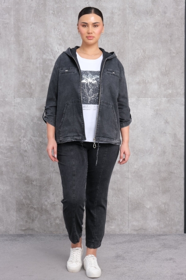  This stylish and comfortable Plus Size Womens Sports Three-Piece Set is designed for modern and sporty women. It comes in black and is made of 75% cotton, 20% polyester, and 5% lycra. This set is available in sizes 42, 44, 46, and 48. The top part is completed with a hooded and zippered jacket, featuring two large pockets at the front. The bottom part provides a comfortable fit with elastic waistbands. The included t-shirt is ideal for a relaxed and everyday look. This set combines elegance and comfort both in daily life and in sports activities.