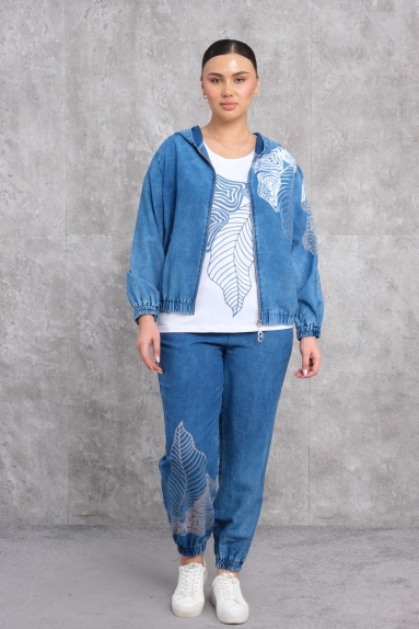  This product features a blue-colored plus-size womens sports three-piece set. The size options for the set are 42, 44, 46, and 48. The fabric composition is 75% cotton, 20% polyester, and 5% lycra. The set includes a top, a sports jacket, and pants, each part designed for comfort and style. The jacket has a hood and elastic details at the wrists and waist. The front has zipper details. The pant legs are also finished with elastic hems. This product is suitable for daily use, offering both elegance and comfort.