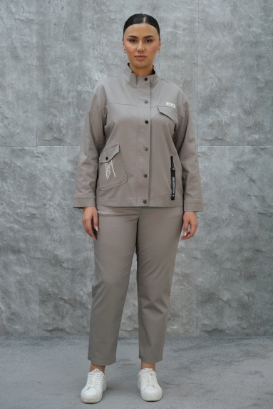  This plus-size sports suit combines elegance and style with comfort. The grey color allows it to be used for various occasions, making it suitable for both sports activities and everyday wear. The fabric composition includes 75% cotton, 20% polyester, and 5% lycra. This combination ensures both comfort and flexibility for the skin. Available in sizes 42, 44, 46, and 48. The jacket features two large pockets and a zippered pocket detail.
