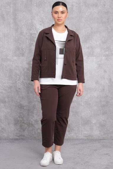  This Plus Size Womens Sports Three-Piece Suit combines comfort and elegance. The product comes in brown color and is available in sizes 42, 44, 46, and 48. The suit, seen stylishly on the model, consists of a jacket with double pockets on the top, a white t-shirt with prints, and comfortable cut trousers. The fabric content is made of 75% cotton, 20% polyester, and 5% lycra, offering stretchability and comfortable wear. It is an ideal choice for both daily use and sports activities.