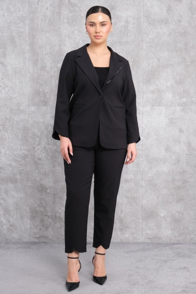  This elegant plus-size womens classic two-piece suit in black features a modern and stylish design. The suit is made from 75% Cotton, 20% Polyester, and 5% Lycra, offering both durability and comfort. The jacket has a straight cut with front button closure. From the front, it has a classic collar and two pocket details. The trousers are designed with a stretchable structure for a comfortable fit and have straight-cut leg ends. Available in sizes 42, 44, 46, and 48, this suit provides a chic look for both professional and special occasions.