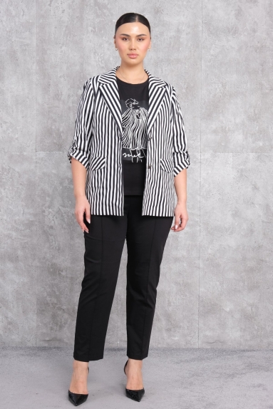  The product worn by the model is designed as a plus-size womens sports three-piece set. The set is black in color and is available in sizes 42, 44, 46, and 48. The fabric content consists of 75% cotton, 20% polyester, and 5% lycra. The jacket features a vertical black and white striped pattern and has two pockets on the front. The inner t-shirt is black with a stylish design on it. The pants are solid black and have a slim fit, providing a sporty look.