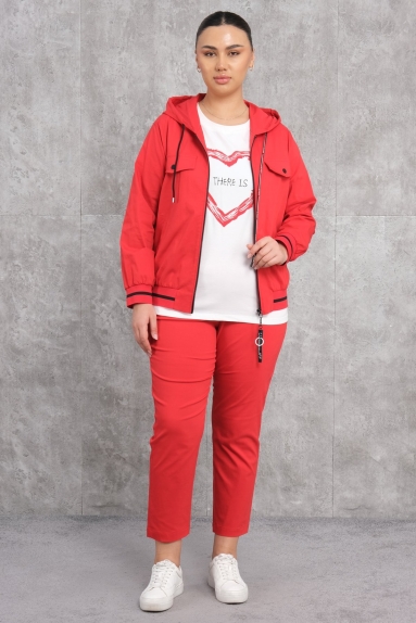  This product is designed as a plus-size womens red sports three-piece set. The product consists of a jacket, t-shirt, and pants. The jacket has a zipper on the front and features a hooded design. The t-shirt is white and has a heart-patterned print on the front. The pants are designed with a classic cut. The set is made from a fabric blend of 75% cotton, 20% polyester, and 5% lycra, making the product both comfortable and flexible. The available sizes are 42, 44, 46, and 48.