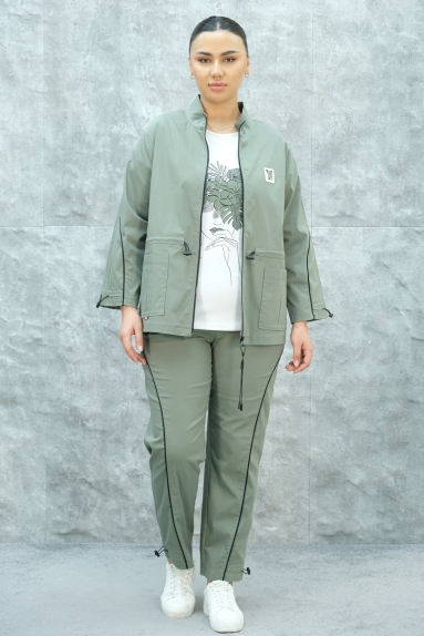  This product is a plus-size womens sports set, specially designed for plus-size women. The color is khaki and it is ideal for year-round wear. The product is available in sizes 42, 44, 46, and 48. The fabric content is 75% cotton, 20% polyester, and 5% lycra. This set offers both comfort and style. It consists of a zippered top, comfortable fit pants, and a stylish t-shirt. The naturalness of the khaki color and the quality of the fabric make it suitable for everyday wear.