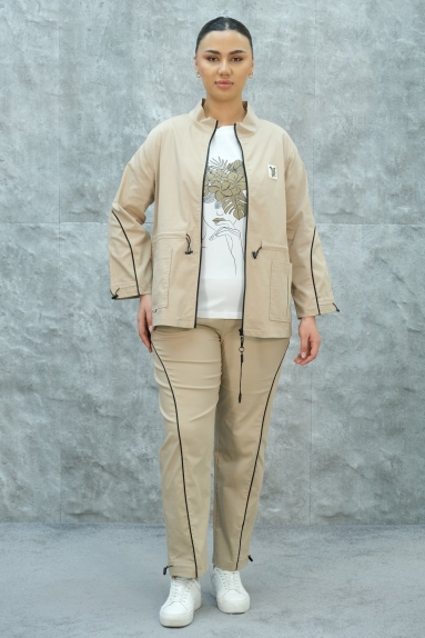  This Plus Size Womens Sports Three-Piece Set offers a modern and comfortable design. It provides an elegant and stylish look with its beige color. The product is available in sizes 42, 44, 46, and 48. The fabric content is composed of 75% Cotton, 20% Polyester, and 5% Lycra. The three-piece set is designed as a jacket, t-shirt, and pants. The jacket features a zipper at the front and practical pockets for convenience. The t-shirt is detailed with a chic pattern. The pants are ideal for daily activities with their comfortable fit.
