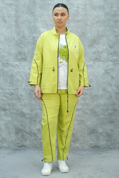  This product is a plus-size womens sports triple set, designed in a vibrant yellow color. The set is available in sizes 42, 44, 46, and 48. The fabric content consists of 75% cotton, 20% polyester, and 5% lycra. The set includes a jacket, pants, and a T-shirt. The jacket has a zipper and front pockets, while the pants feature an adjustable drawstring waist and ankle details. The T-shirt is comfortably cut with a stylish print.
