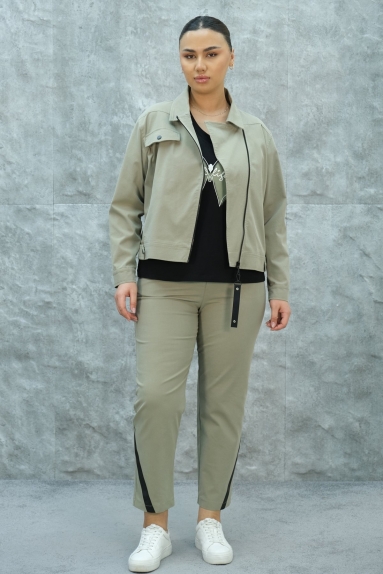  This plus-size womens sports three-piece suit combines modern elegance and comfort. The suit in khaki stands out with its sporty style and elegance. The product is available in sizes 42, 44, 46, and 48. The fabric content is 75% cotton, 20% polyester, and 5% lycra, which makes the garment breathable and flexible. This set, consisting of a front zippered jacket, comfortable-fit trousers, and a stylish inner blouse, offers a wide range of uses from daily wear to sports activities.