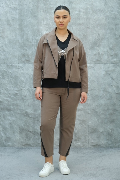  This comfortable and stylish Plus Size Womens Sports Trio Set complements your style while providing comfort in daily life. Available in brown, this set comes in various sizes (42, 44, 46, 48). Thanks to its high-quality fabric content (75% Cotton, 20% Polyester, 5% Lycra), it offers both flexibility and durability. The set, consisting of a jacket, a V-neck T-shirt, and pants, blends your style with sporty elegance.