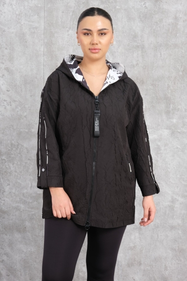  This plus-size womens trench coat offers a stylish and comfortable look. The product is black and available in sizes 42, 44, 46, and 48. The fabric content is 80% polyester and 20% cotton, making the product both durable and comfortable. The trench coat features a front zip closure and side pockets. The back has a hood detail for added functionality. Button details on the sleeve cuffs and stripes along the side seams add an extra touch of elegance to the design. Ideal for daily wear, this trench coat also keeps you warm in cold weather.