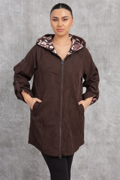  This plus-size womens trench coat offers an elegant and stylish look with its brown color. The product, made of 80% Polyester and 20% Cotton, combines durability and comfort. The trench coat, as shown on the model with front and back views, is designed to complement your style. Available in sizes 42, 44, 46, and 48. This trench coat will keep you warm in cold weather while maintaining your fashion and style.  