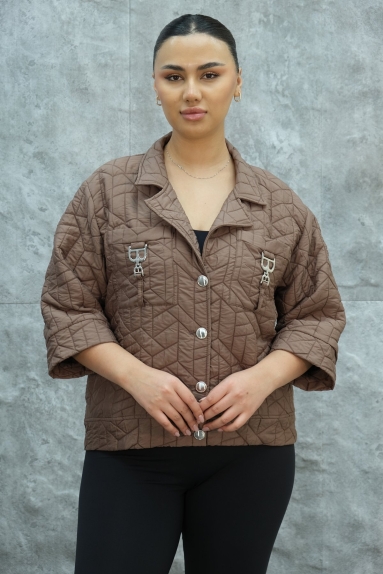  This plus-size womens short sporty jacket comes in a stylish brown color. It features a comfortable cut and elegant details. The front of the jacket includes pockets that close with buttons, providing practicality. The jacket is customized with quilted patterns, enhancing both its style and warmth. The 3/4 sleeve length makes it suitable for both spring and autumn use. Made of 80% Polyester and 20% Cotton, this jacket offers a soft and comfortable texture. Available sizes: 42, 44, 46, 48.