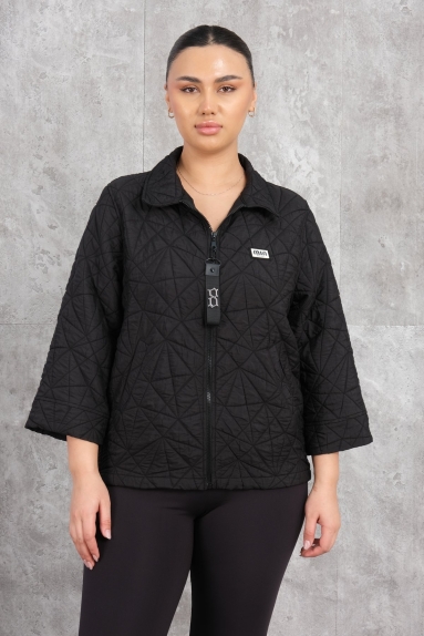  This product is a short sports jacket specially designed for plus-size women. It has a sleek and elegant black color. The jacket is available in sizes 42, 44, 46, and 48. The fabric content is a blend of 80% Polyester and 20% Cotton, ensuring warmth and comfort on cold days. The jacket features a full-length zipper at the front with stylish detailing on the zipper pulls. Additionally, the geometric patterns on the jacket add a modern and sporty look. Its short cut and relaxed fit provide all-day comfort.