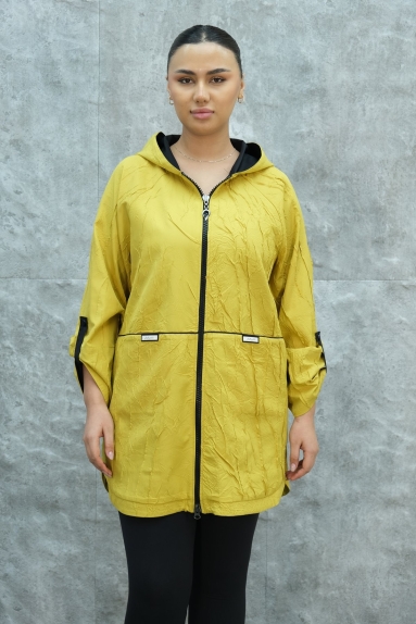  This stylish and comfortable plus-size yellow trench coat is available in sizes 42, 44, 46, and 48. The product combines comfort and durability with its fabric composition of 80% polyester and 20% cotton. The front features a zip closure, and the back includes a hood. The sleeves can be rolled up if desired and have decorative button details on the sides. The crinkled texture of the fabric gives a modern and unique appearance.