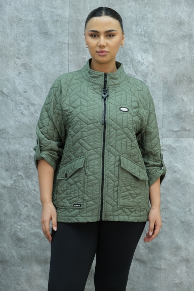  This stylish and comfortable plus-size short sports jacket for women stands out with its khaki color. By examining the front and back views of the model, the quality and details of the jacket are clearly visible. This product is offered in sizes 42, 44, 46, and 48. The fabric content is 80% Polyester and 20% Cotton, ensuring the jacket is comfortable and durable. The jacket features a stand-up collar and a zipper detail in the front. With two large front pockets, it is quite practical, making it ideal for both sports and everyday use. The sleeves can also be rolled up if desired.