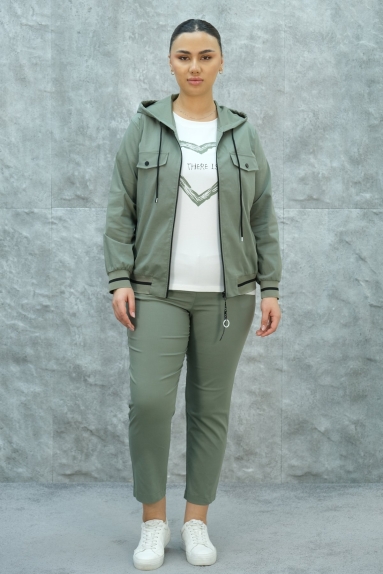  This product is a plus size womens sports three-piece set tailored for women. The product is in khaki color and is available in four different sizes (42, 44, 46, 48). The fabric composition is 75% cotton, 20% polyester, and 5% lycra, which ensures a comfortable and flexible wearing experience. The set includes a zip-up jacket, a short-sleeve t-shirt, and comfortable fit pants. Both the jacket and pants feature elastic cuffs, and the jacket comes with a hood detail. This set is perfect for daily use and sports activities.